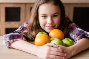 niños comen fruta