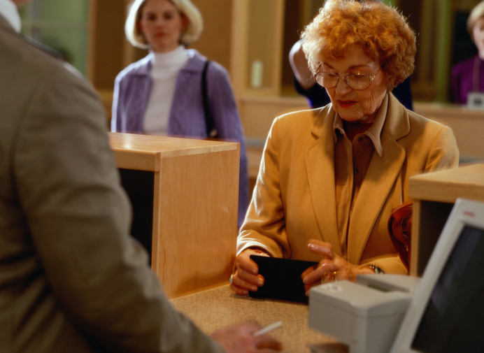 mujer en el banco 