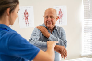 hombre mayor con dolor