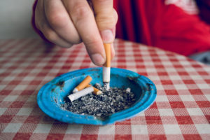 apaga el cigarrillo