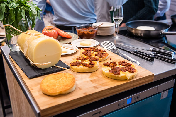 Provolone Valpadana DOP a la plancha con pisto de tomate semiseco, orégano fresco y AOVE Toscano IGP - Enjoy European Quality Food