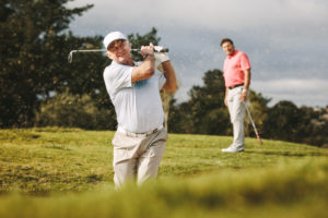 jugar al golf