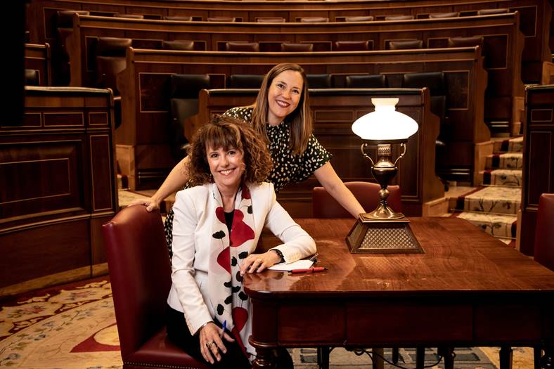 Dos mujeres en un entorno de congreso discutiendo sobre el ictus.
