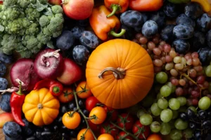 Variedad de frutas y verduras de otoño en una mesa
