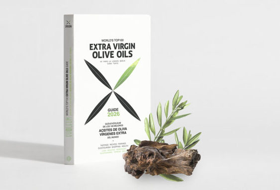 Portada de la Guía Evooleum 2026 con atrezzo de aceite de oliva