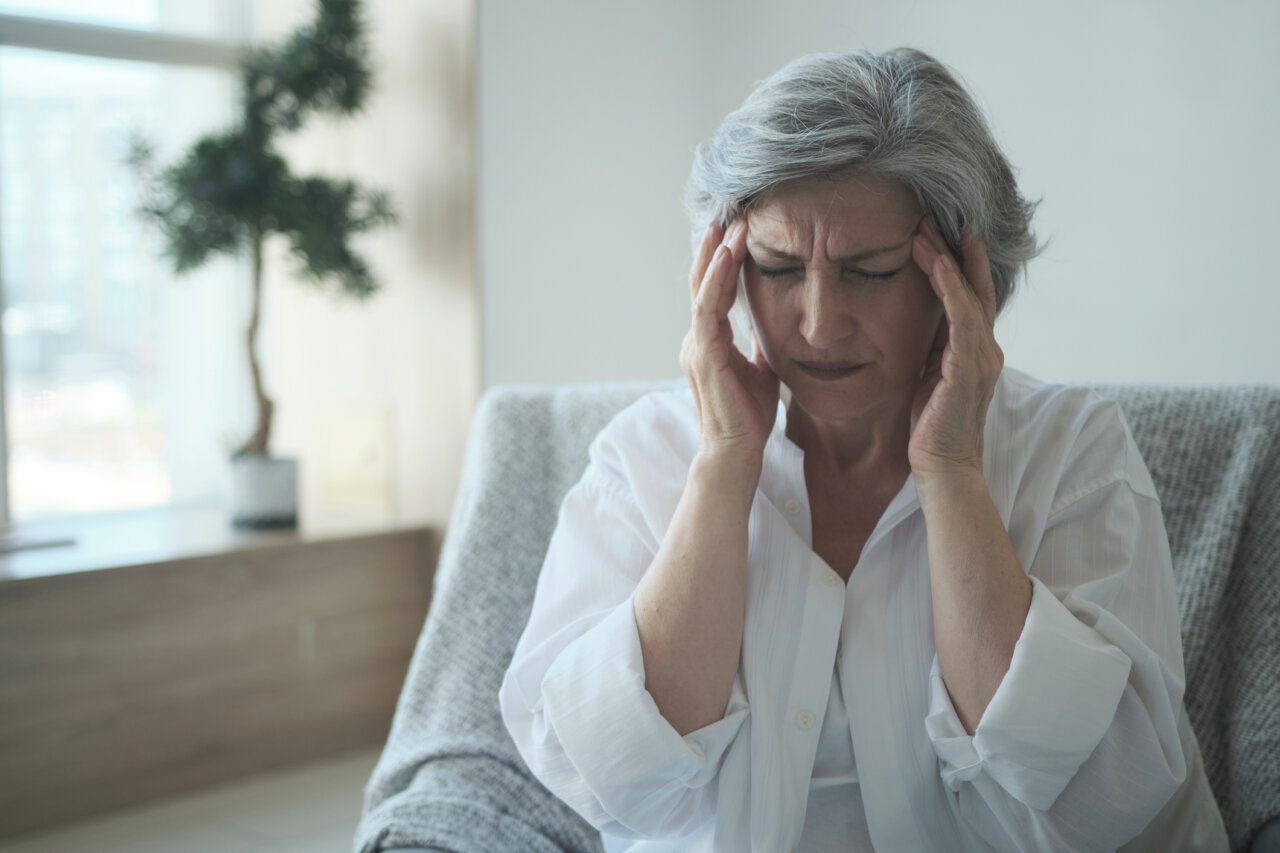 Mujer con dolor facial, posible neuralgia del trigémino