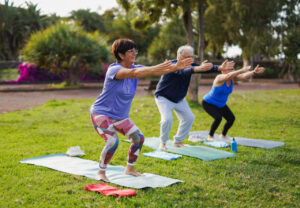 Grupo de adultos haciendo ejercicio al aire libre en un parque