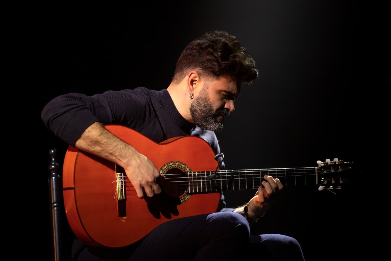 Guitarrista Francisco Vinuesa tocando en el Festival de la Guitarra