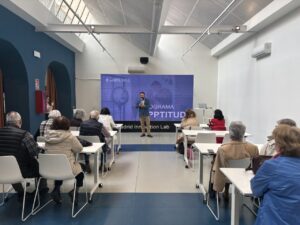 Participantes mayores en sesión de formación sobre inteligencia artificial en Madrid