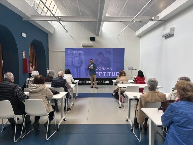 Participantes mayores en sesión de formación sobre inteligencia artificial en Madrid