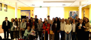 Grupo de personas mayores y estudiantes de la Universidad Carlos III en un evento intergeneracional