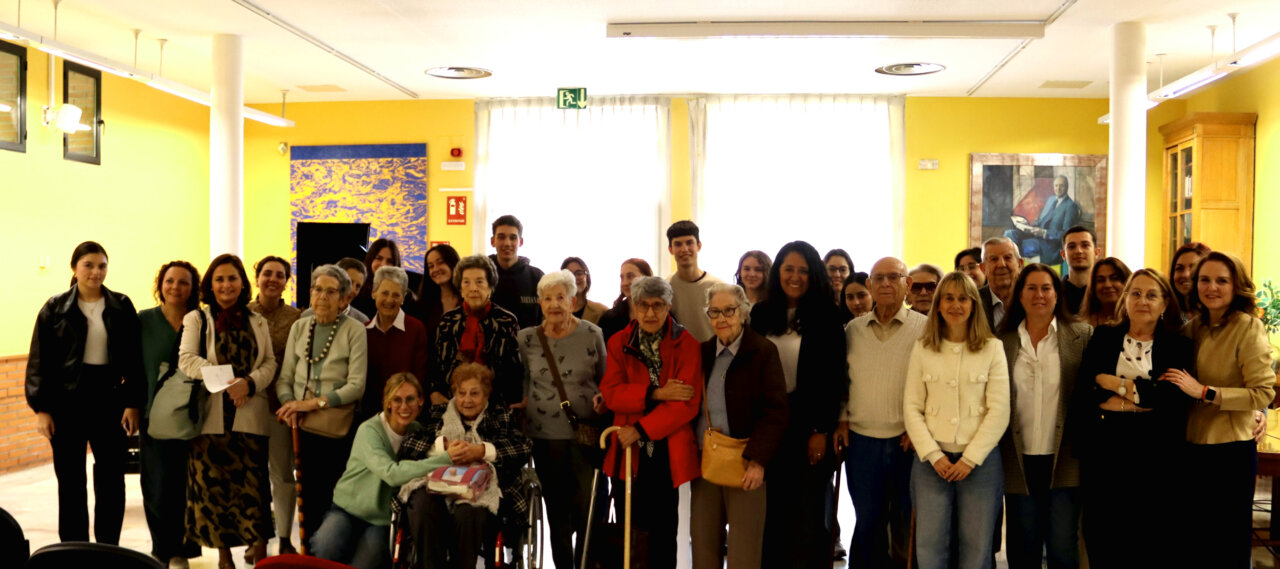 Grupo de personas mayores y estudiantes de la Universidad Carlos III en un evento intergeneracional