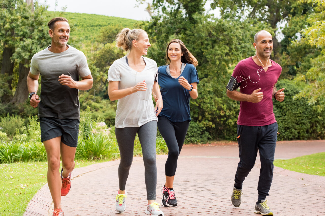 Grupo de personas corriendo en un parque al aire libre