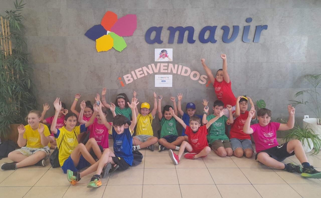 Grupo de niños en campamento intergeneracional en Amavir con camisetas de colores