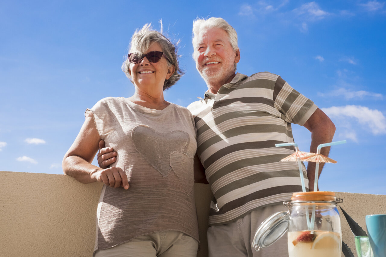 Pareja de personas mayores disfrutando del verano al aire libre