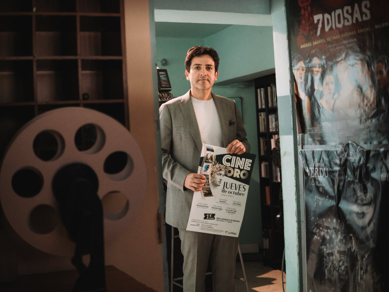 Hombre sosteniendo un cartel del ciclo Cine Oro en Logroño